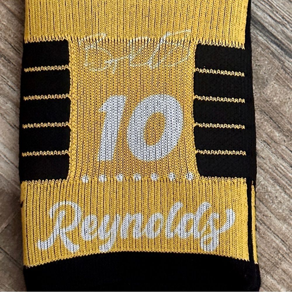 Strideline Bryan Reynolds 10 (Pirates) Retro Novelty Crew Socks - Picture 4 of 5